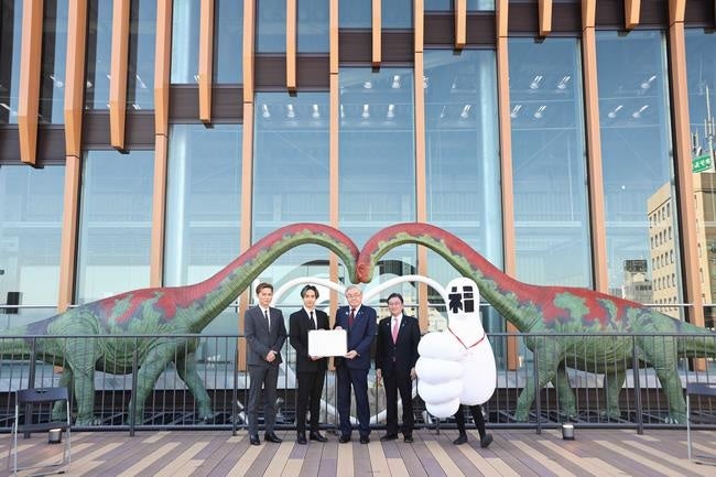 橘ケンチ「福井市食のPR大使」就任5周年記念パネル展が開催中 コラボ日本酒の酒樽やサイン入りタペストリーを展示(11月1日まで)