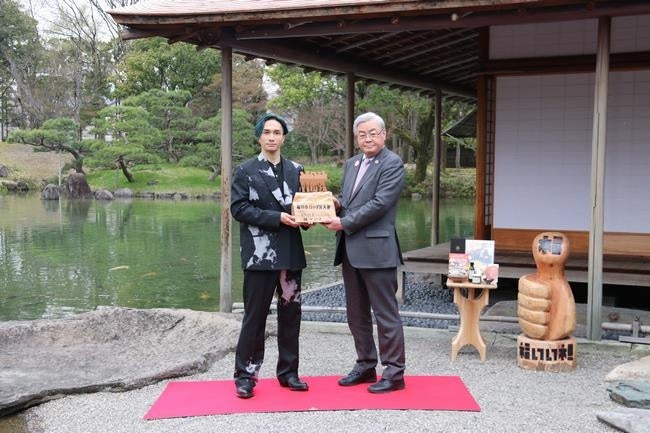 橘ケンチ「福井市食のPR大使」就任5周年記念パネル展が開催中 コラボ日本酒の酒樽やサイン入りタペストリーを展示(11月1日まで)