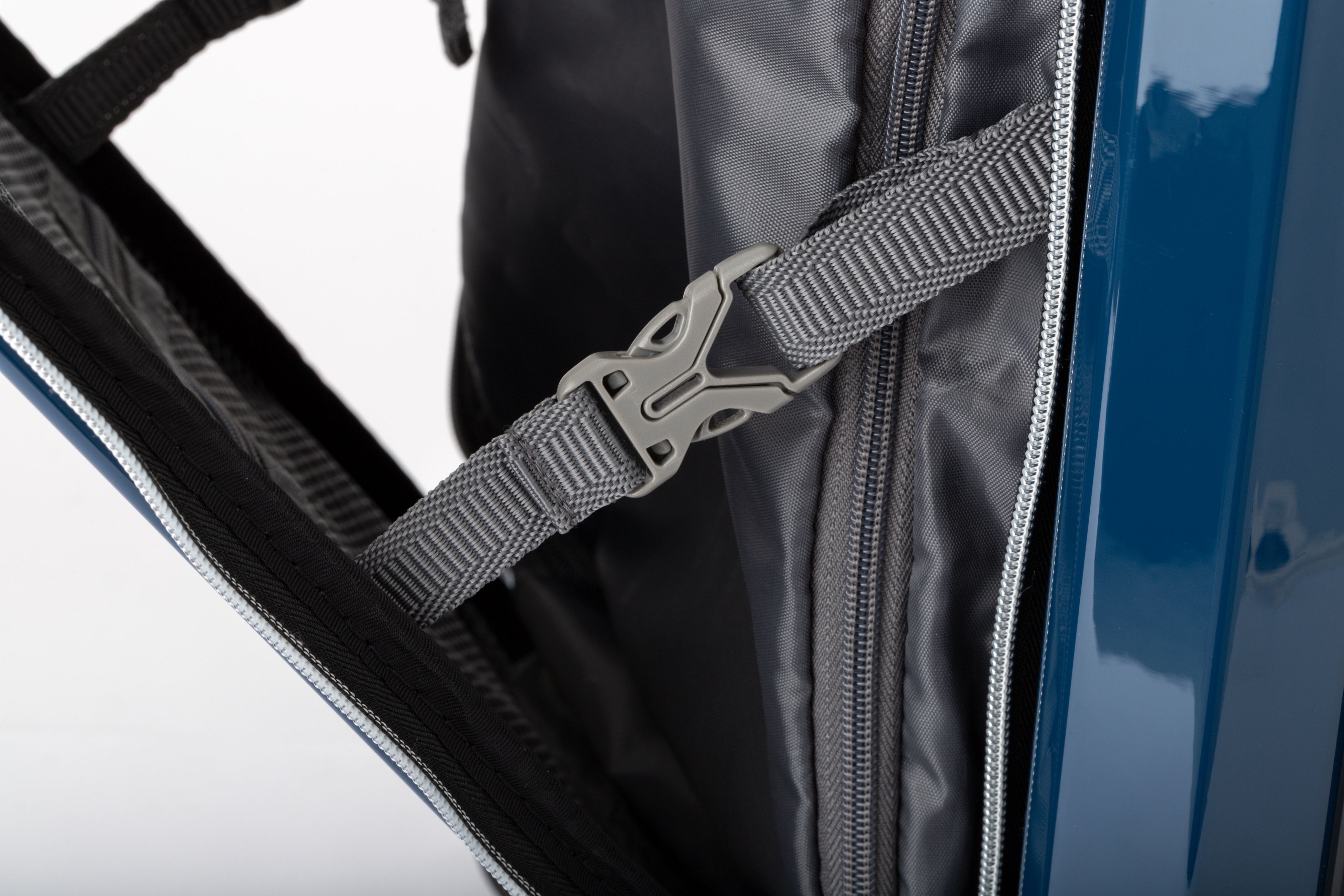 バックルで固定することで立てたままでも使いやすい