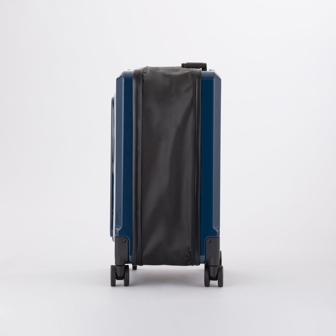 ファスナー操作で10cm拡張