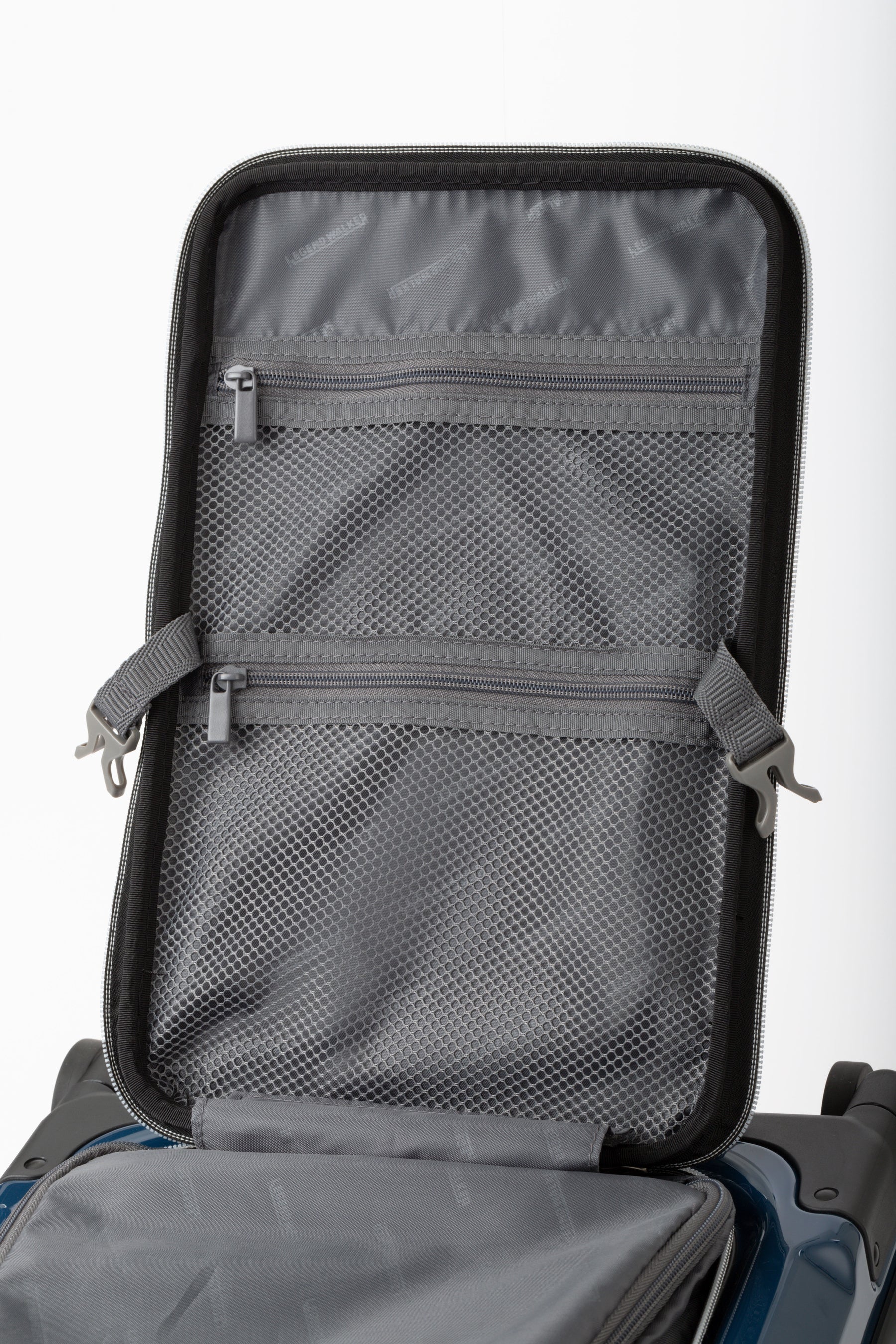 扉側には収納ポケットを装備