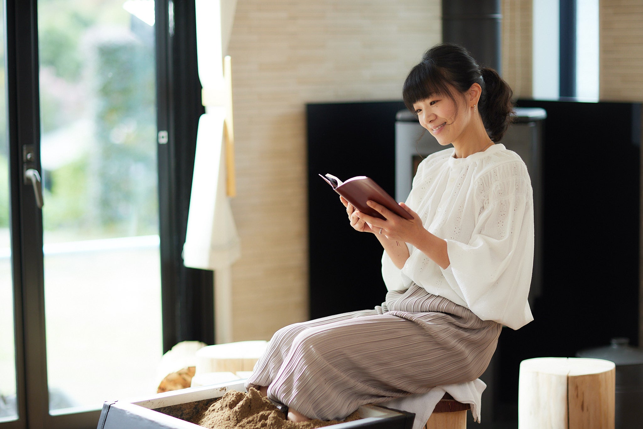 ◆【ひのき酵素足浴　-足楽- 初出展】 ひのきのおがくずに全身包まれて温まる「酵素風呂」を、ご家庭でもお楽しみ頂きたいと、足浴にしました。足浴槽は秋田杉を使用。木箱の中で効率よく発酵が促進され、熱が外に逃げないよう工夫しています。お湯を使う足浴とは違い、体