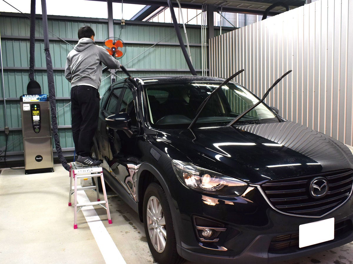 車体用ブロワーで綺麗に拭きあげ
