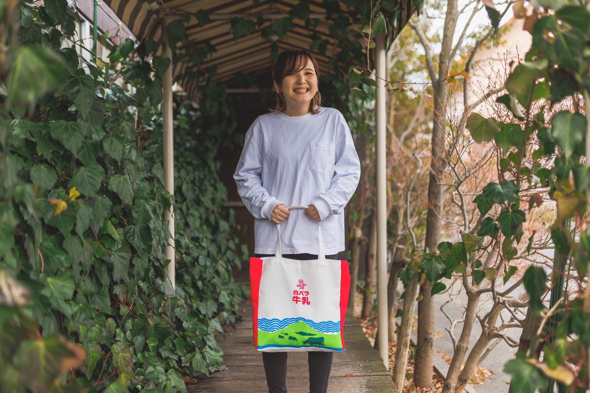 白バラ牛乳トートバッグ メインイメージ