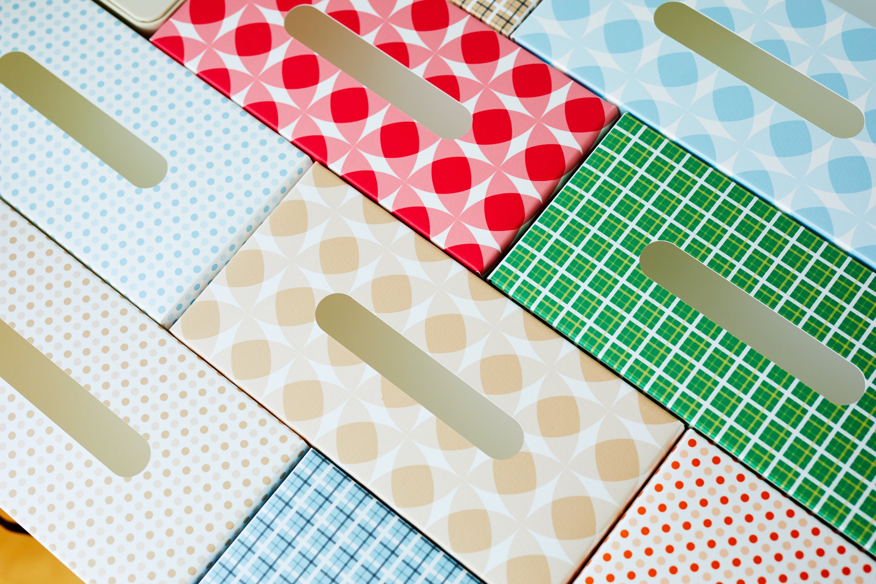 ブランパターンを全面印刷したティッシュケースの例