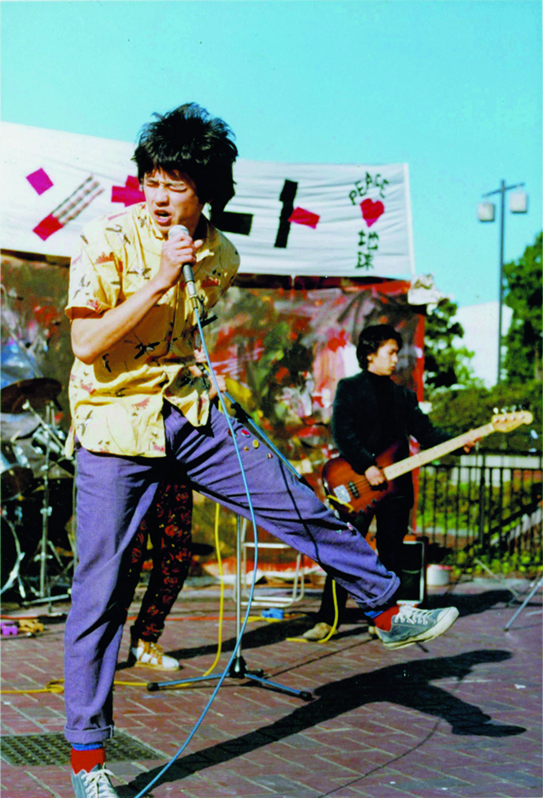 公園でのライブで歌う奈良氏、 名古屋・1984年