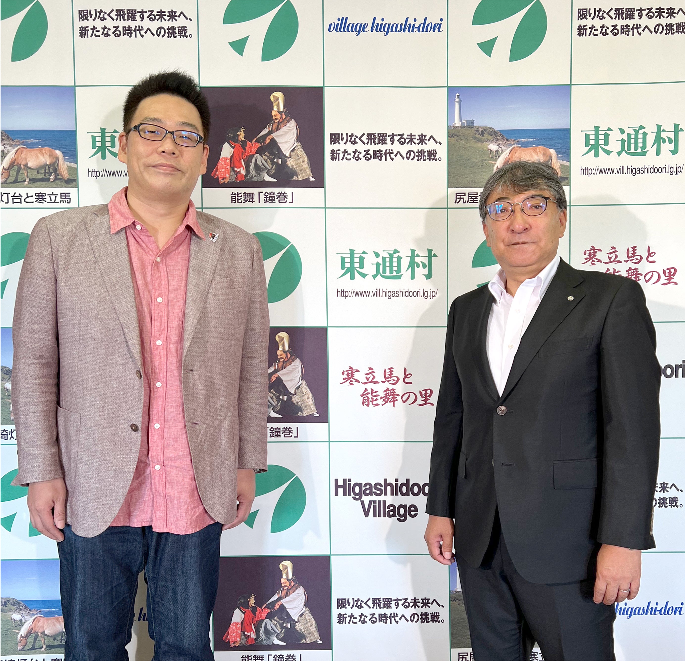 「尻屋埼灯台」を演じる声優の乃村健次さん（左）と東通村の畑中稔朗村長（右）