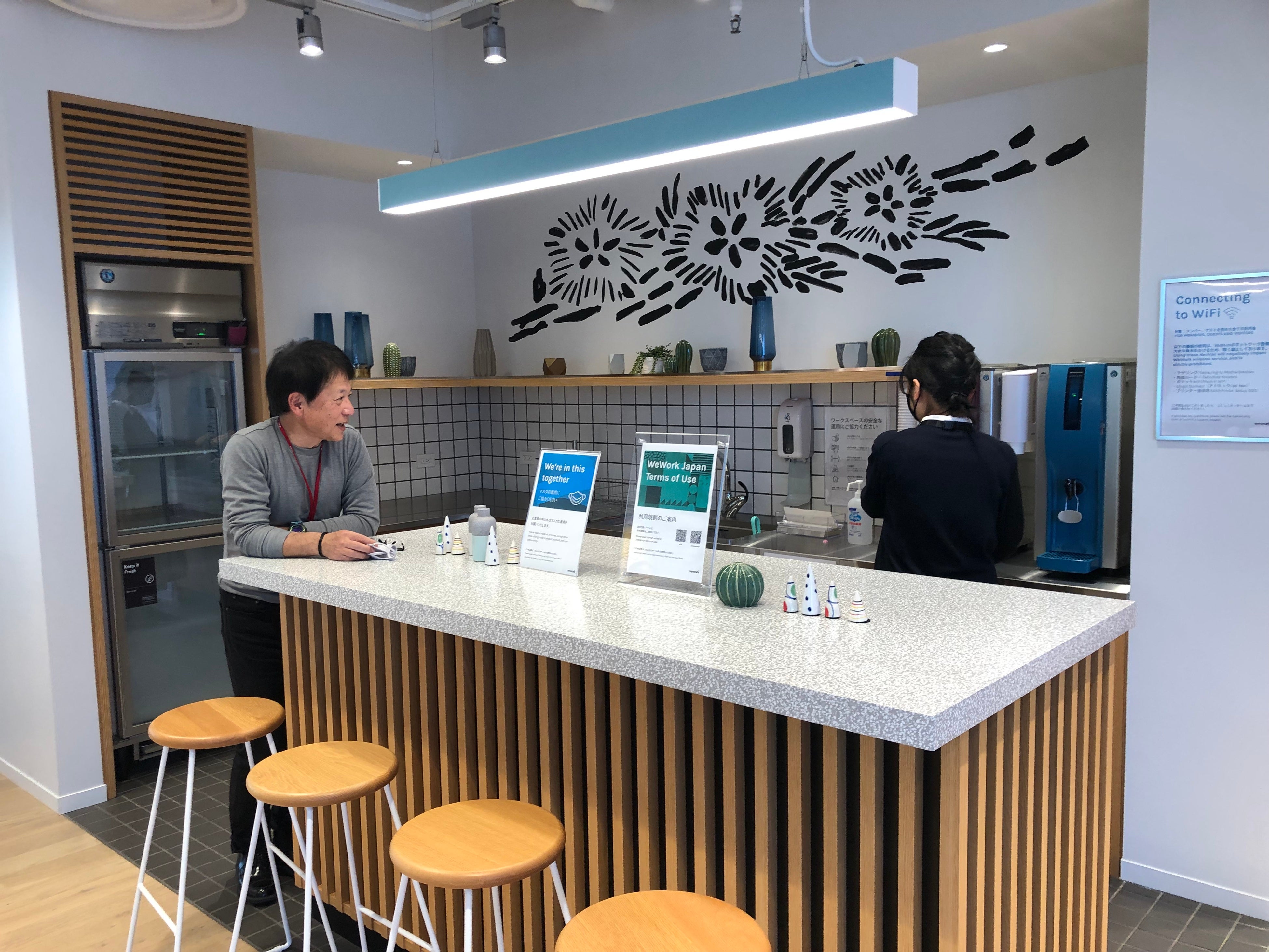 リラックスした雰囲気でコミュニケーションを促すラウンジ