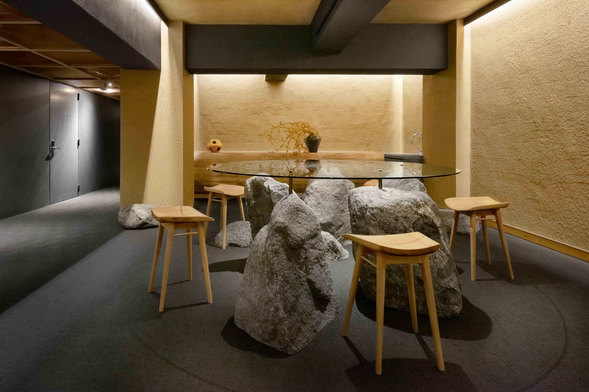 B1F宿泊者専用ラウンジ（Photo by Takumi Ota）　