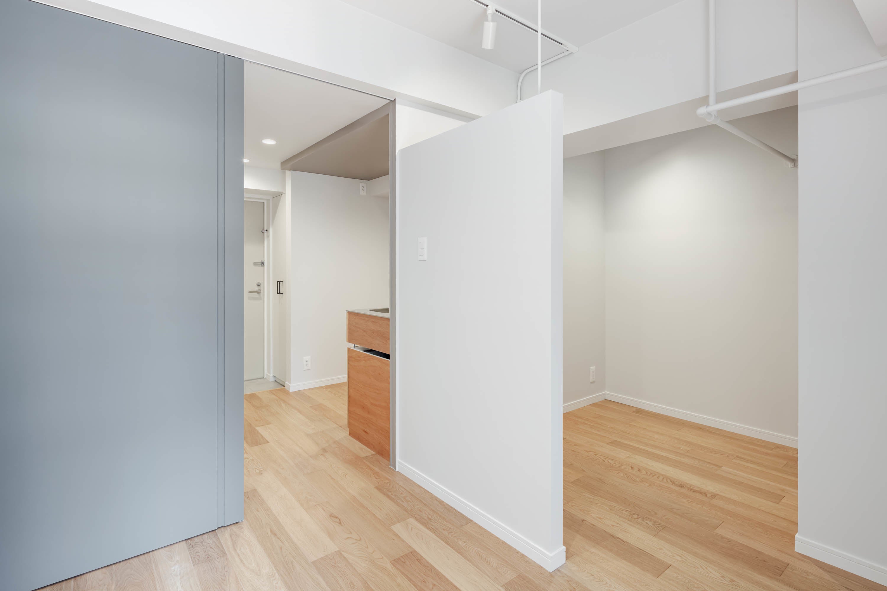 ＜E type（EDITion） 1K ＞ 中央のコンセプトウォールでゆるやかにくぎられることで、部屋の左右を寝室、ワークスペース、ウォークインクローゼットの3WAYの使用想定をしている