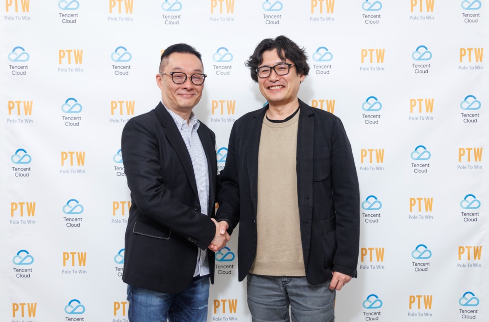 テンセントクラウドインターナショナル シニアバイス プレジデント ポシュー・イェン氏(左)とポールトゥウィン株式会社 代表取締役 CEO 橘 鉄平(右)
