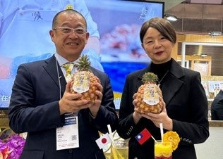 （左：株式会社ドール 代表取締役社長 青木寛、右：台湾農水省 官房長 范美玲氏）