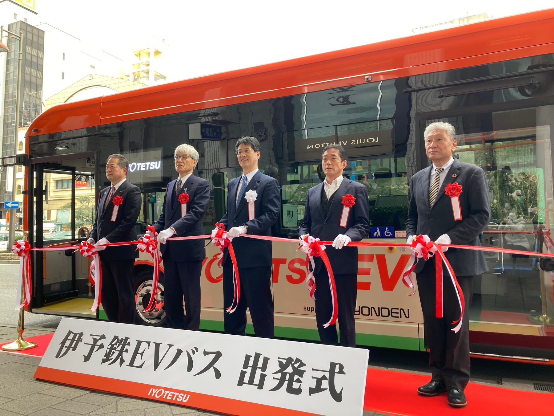 出発式 テープカットの様子