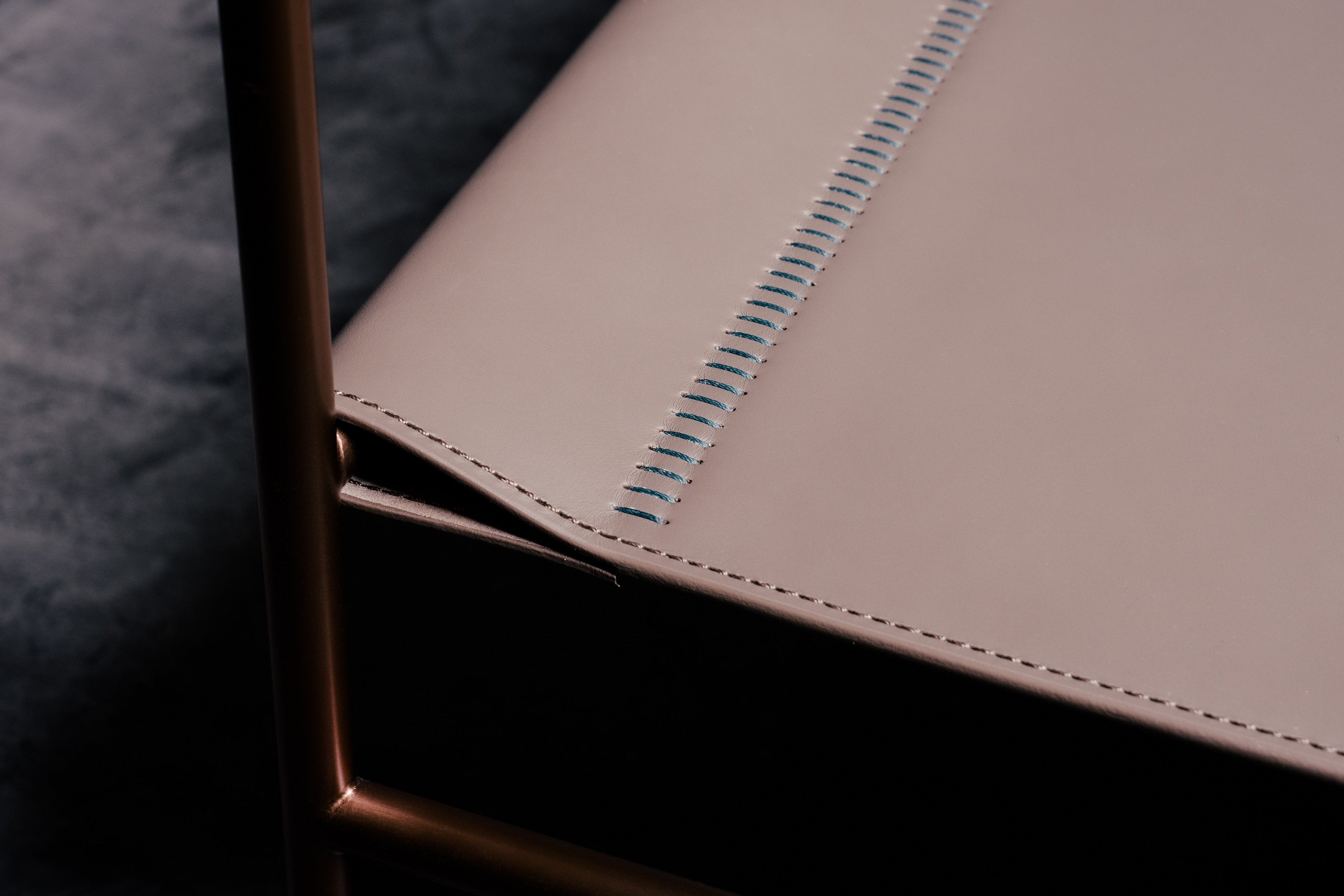 厚革トープグレー×ピーコックグリーン