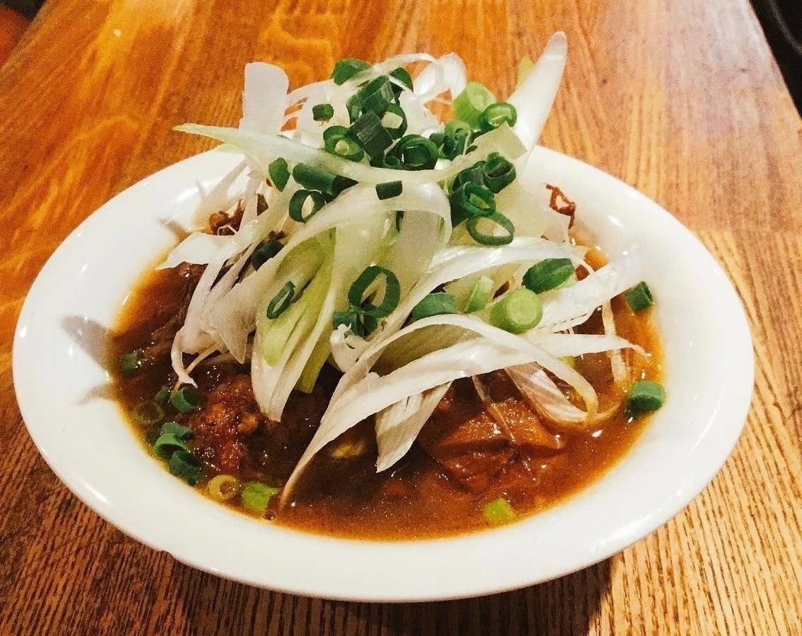 八郎酒場名物もつ煮込み