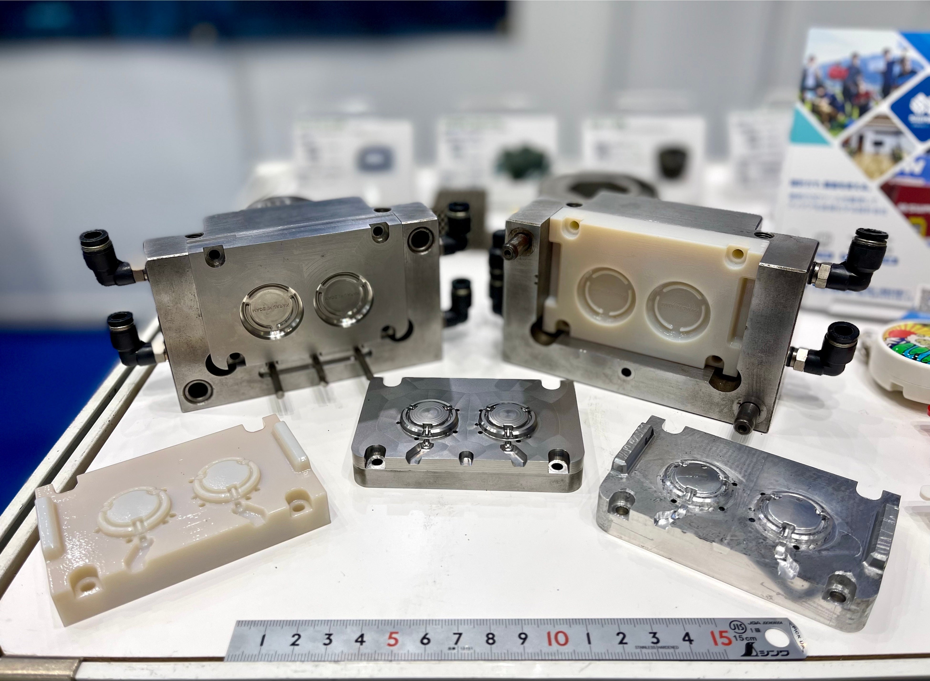 実際に金属3Dプリンターで作製した金型「アディティブモールド」（左上および手前中央)。