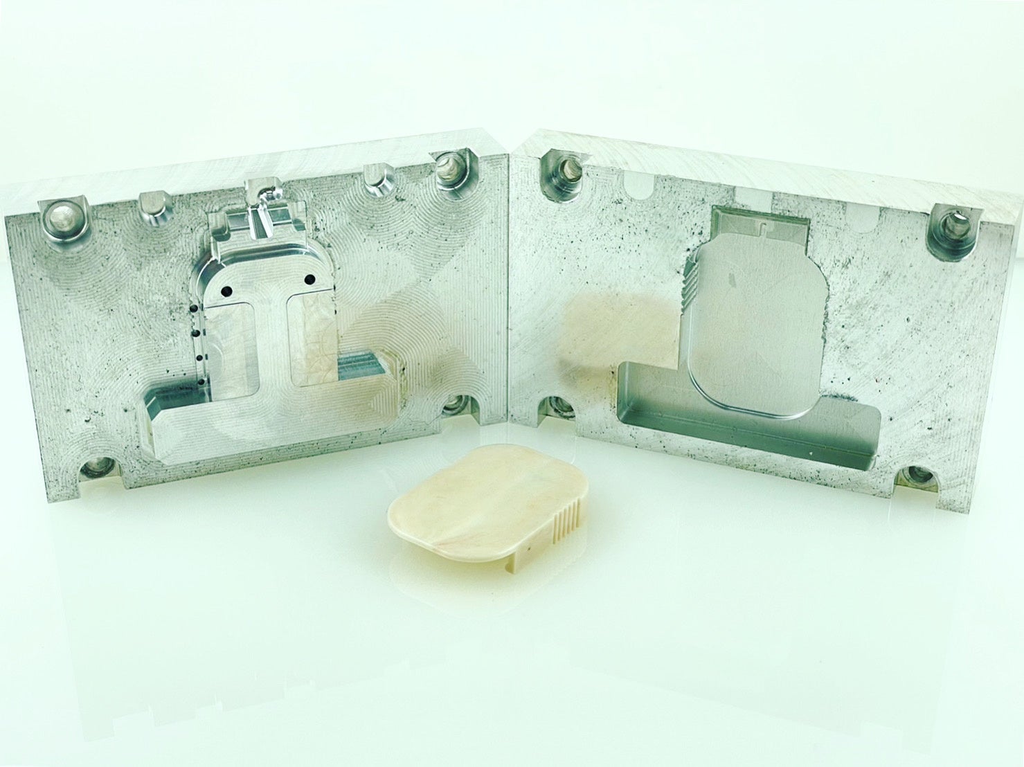 UCWSで作成した金型と成形品