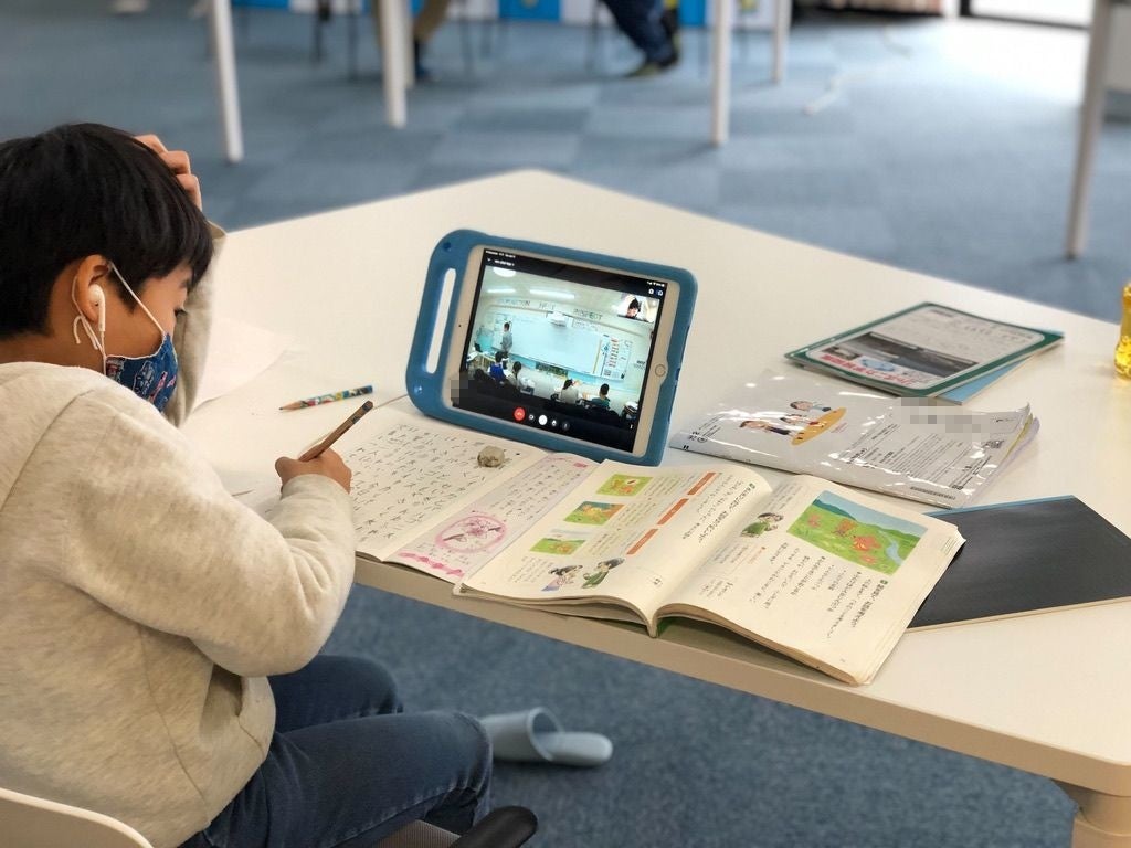 徳島県のサテライトスクールから、神奈川県のLCA国際小学校の授業にオンラインで参加する児童