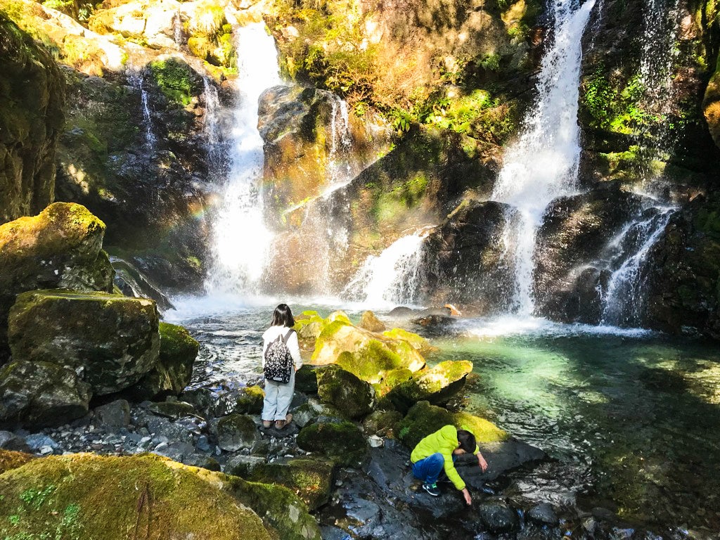 山間に見つけた荘厳な滝