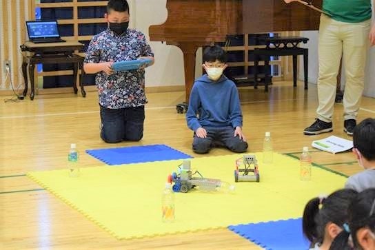 LCA国際小学校で行っているVEXプログラミング活動の様子