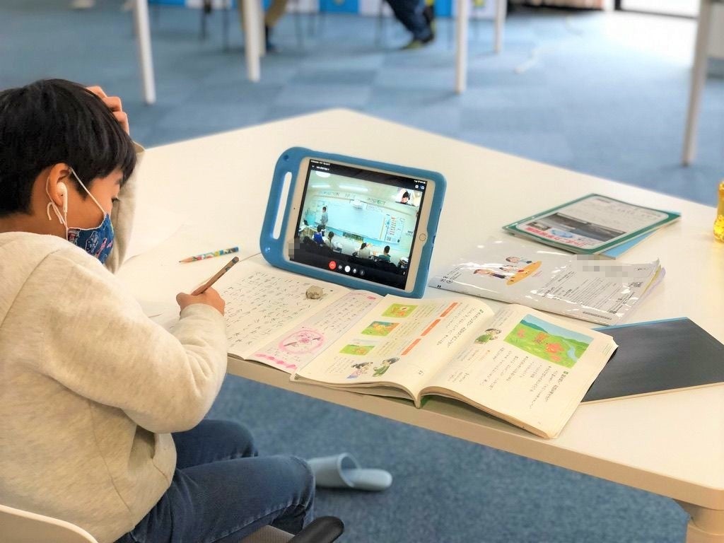 徳島県のサテライトスクールから、神奈川県のLCA国際小学校の授業にオンラインで参加する児童