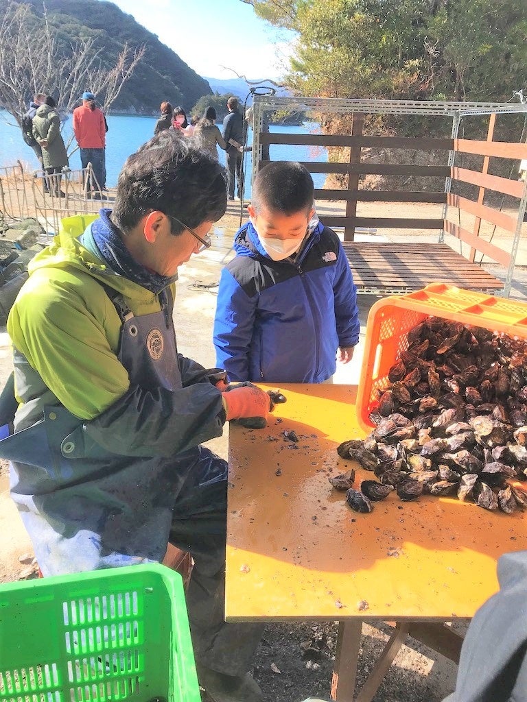 牡蠣職人の技に興味津々な昨年度参加児童