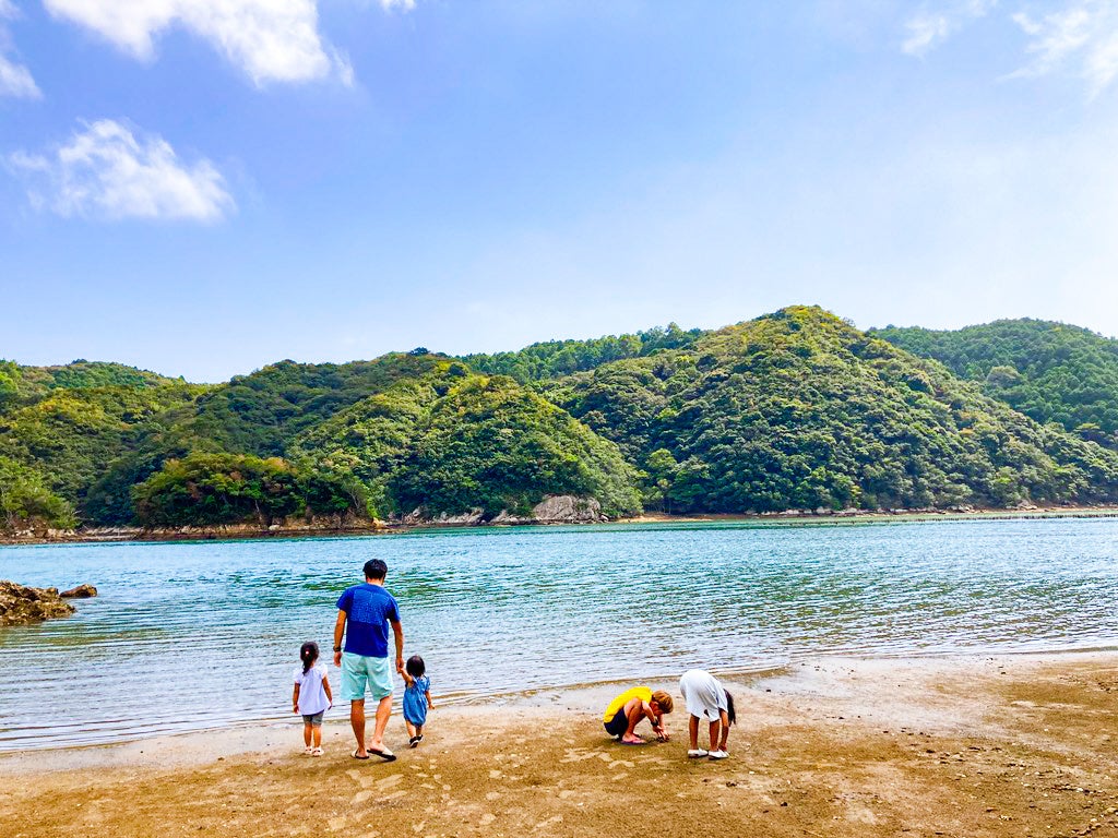 オンライン授業の合間に海を訪れて遊ぶ家族