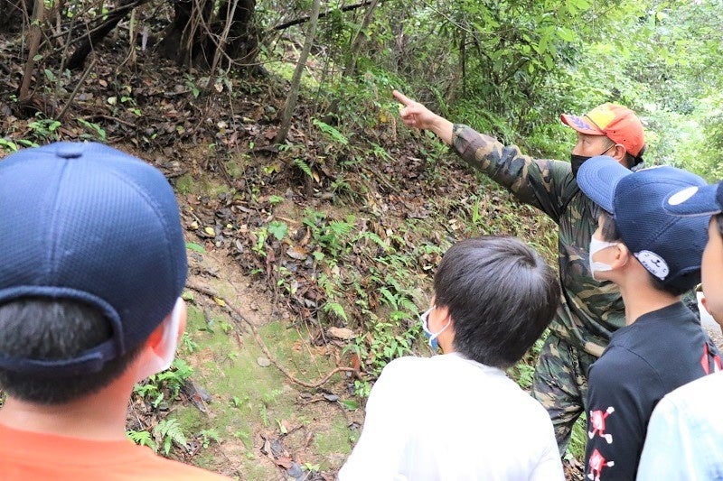 野生動物の痕跡を説明する家形さん