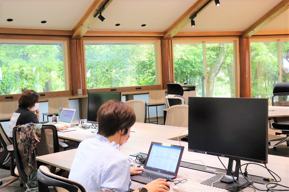 オンラインワークをする参加保護者