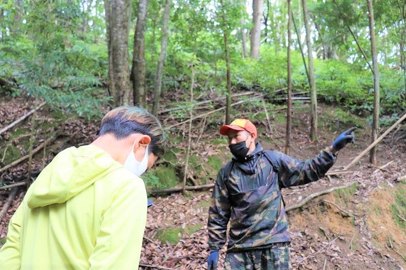 ”命”の大切さを知って頭を下げる様子