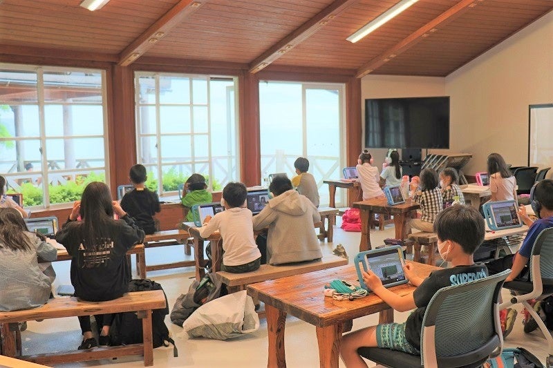 オンライン授業を受ける子どもたち