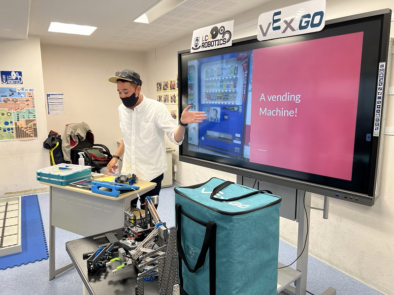 神奈川県のLCA国際小学校からオンラインで授業をする様子