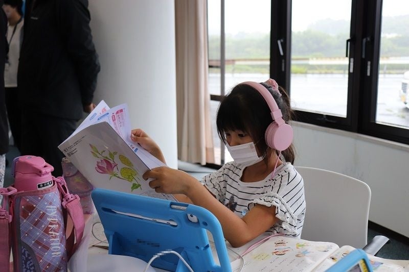 城山荘でオンライン授業を受ける児童