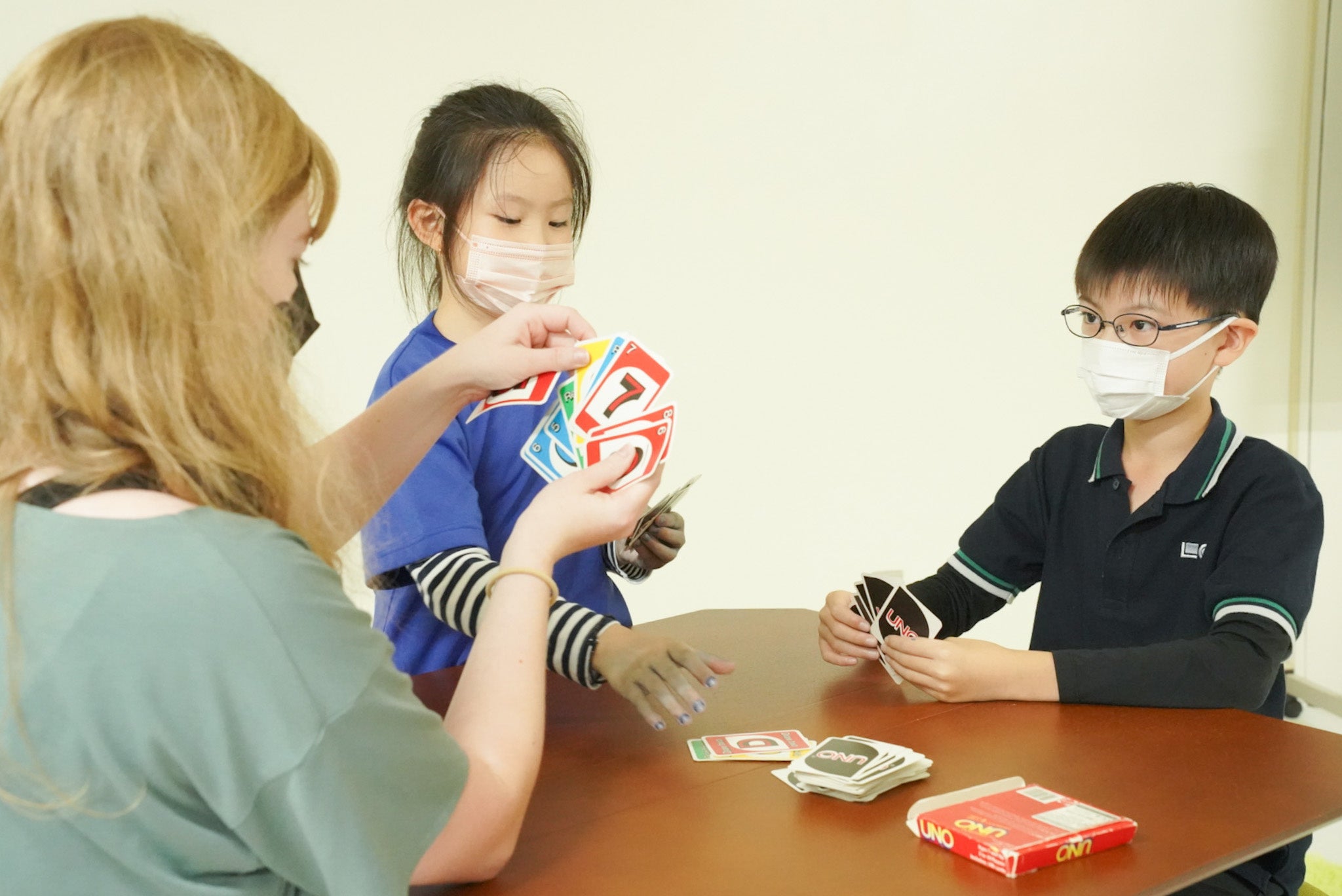 英語で会話をしながら遊ぶ様子