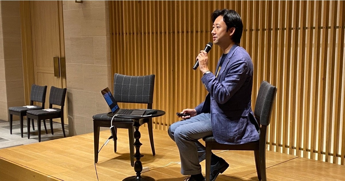 ＜UMUの新機能について発表するユームテクノロジージャパン株式会社 小仁 聡＞