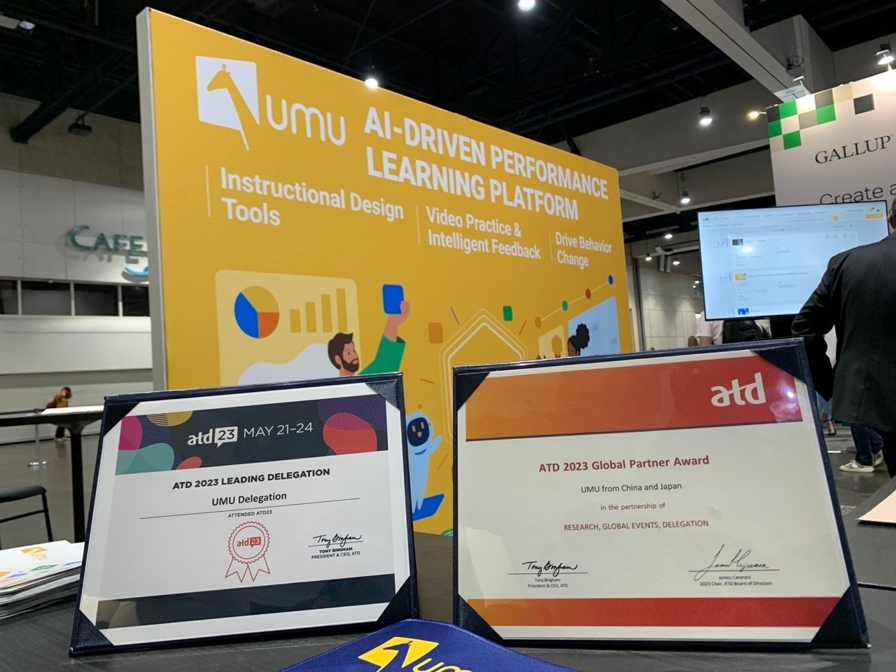 ＜左から、「ATD 2023 LEADING DELEGATION」、「ATD 2023 Global Partner Award」の賞状＞