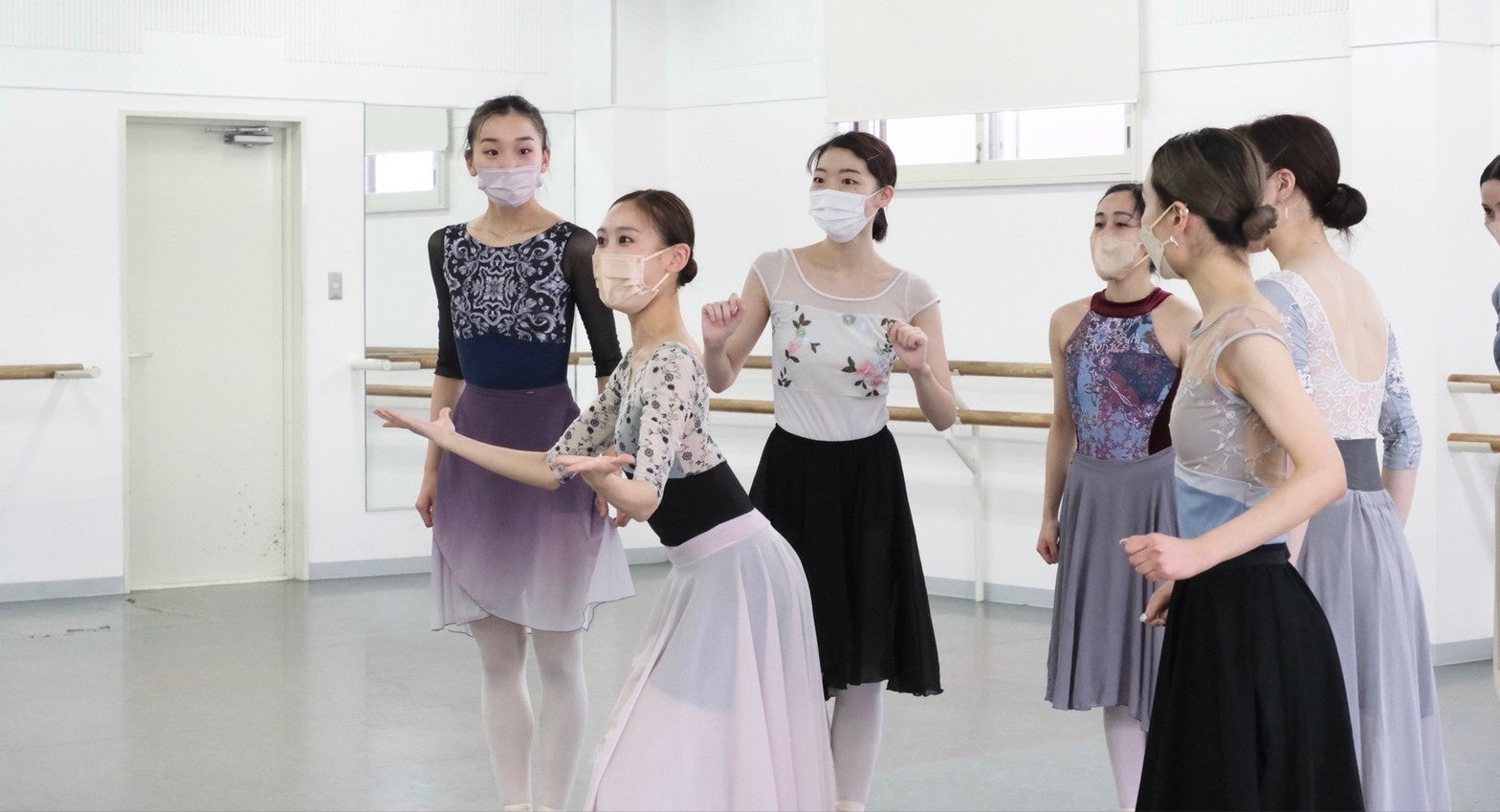 リハーサル風景　マイムをするスワニルダと友人たち《貞松・浜田バレエ団》