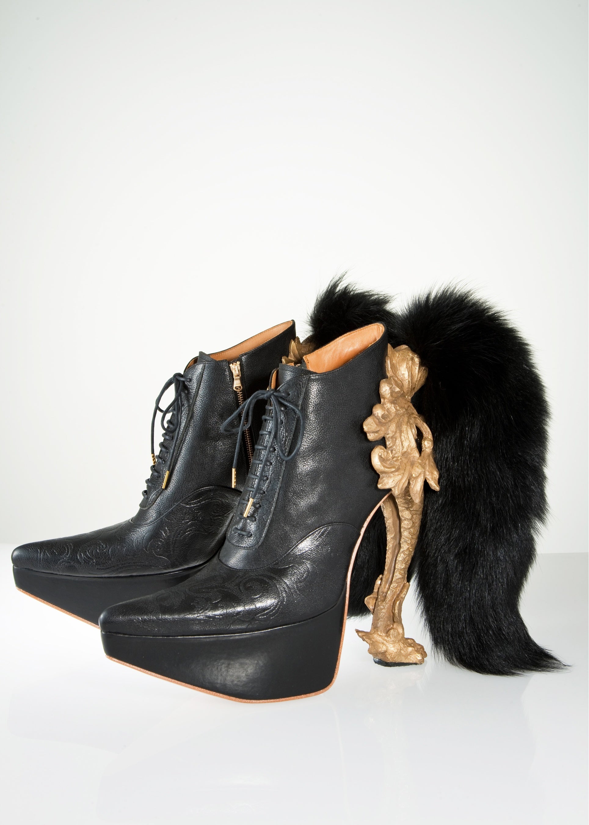 レディー・ガガが着用した『Chimera』（串野真也作）