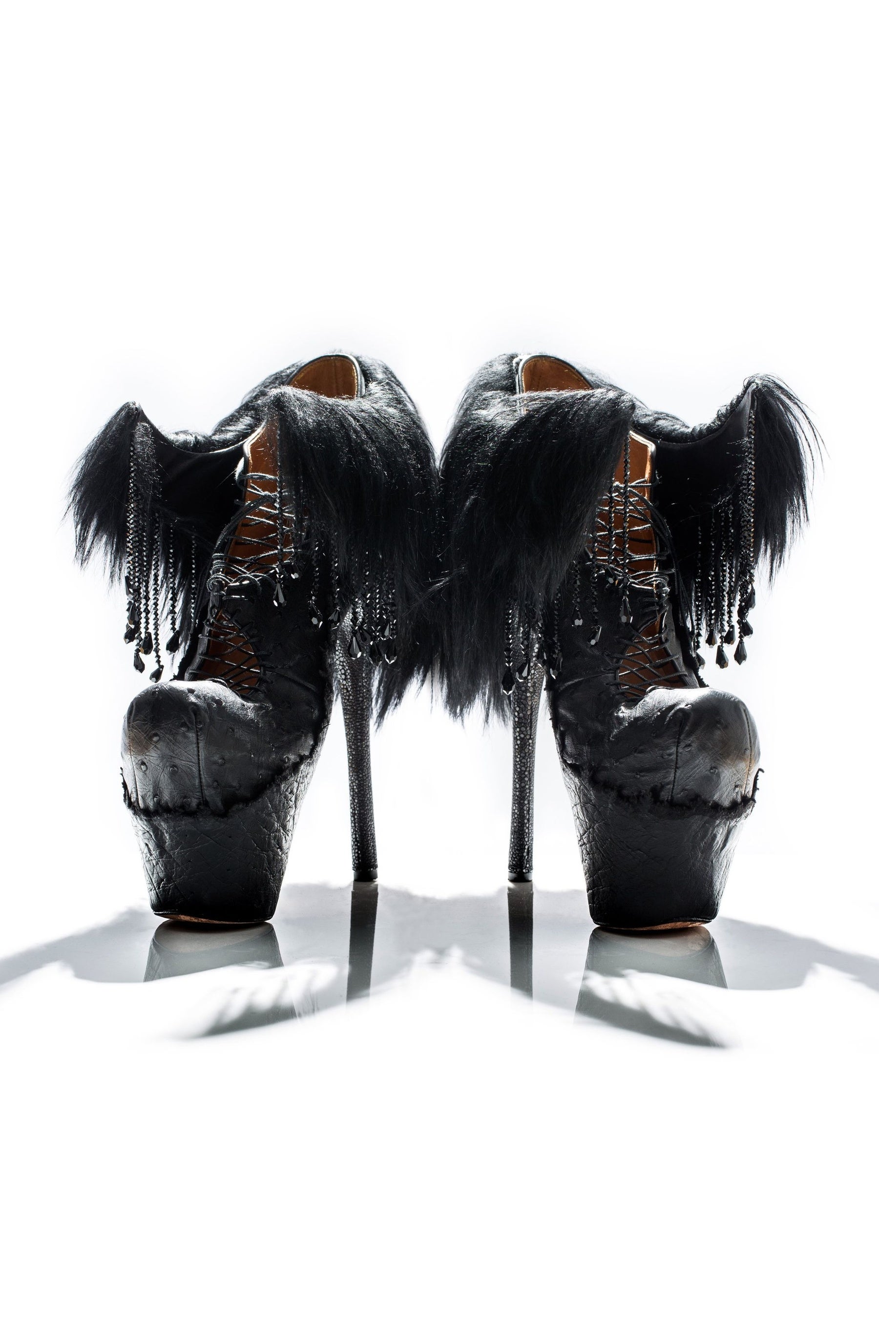 レディー・ガガが着用した『Queen of the dark』（串野真也作）