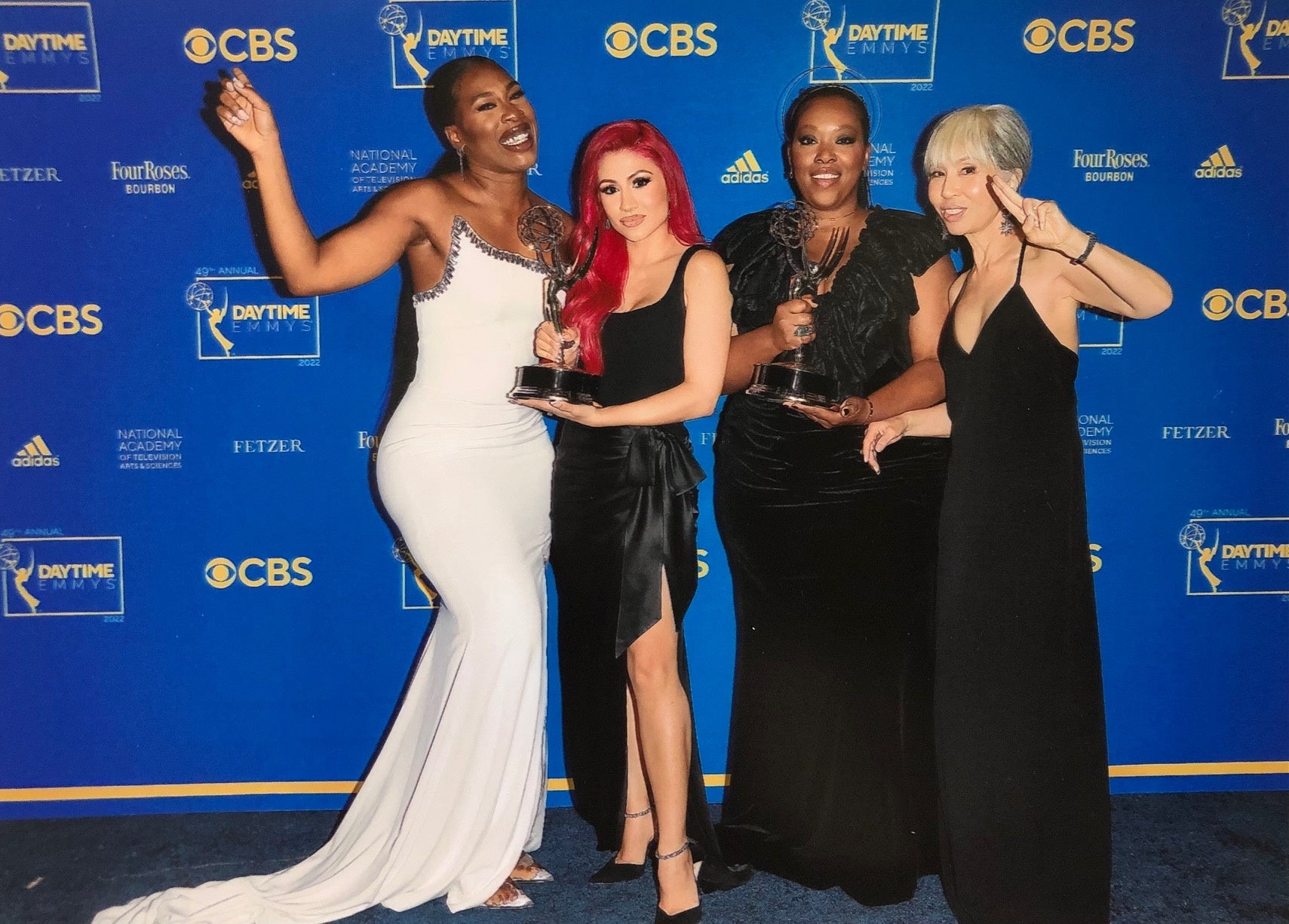 受賞後「The Real」のメイクアーティスト達と。Photo by Nina Prommer