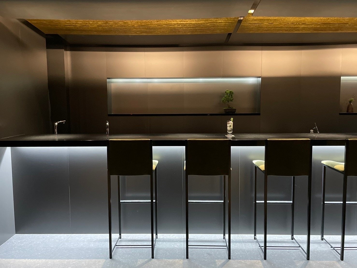 MOGANA2階のバー。住所は京都市中京区小川通御池下ル壺屋町450。二条城近く。