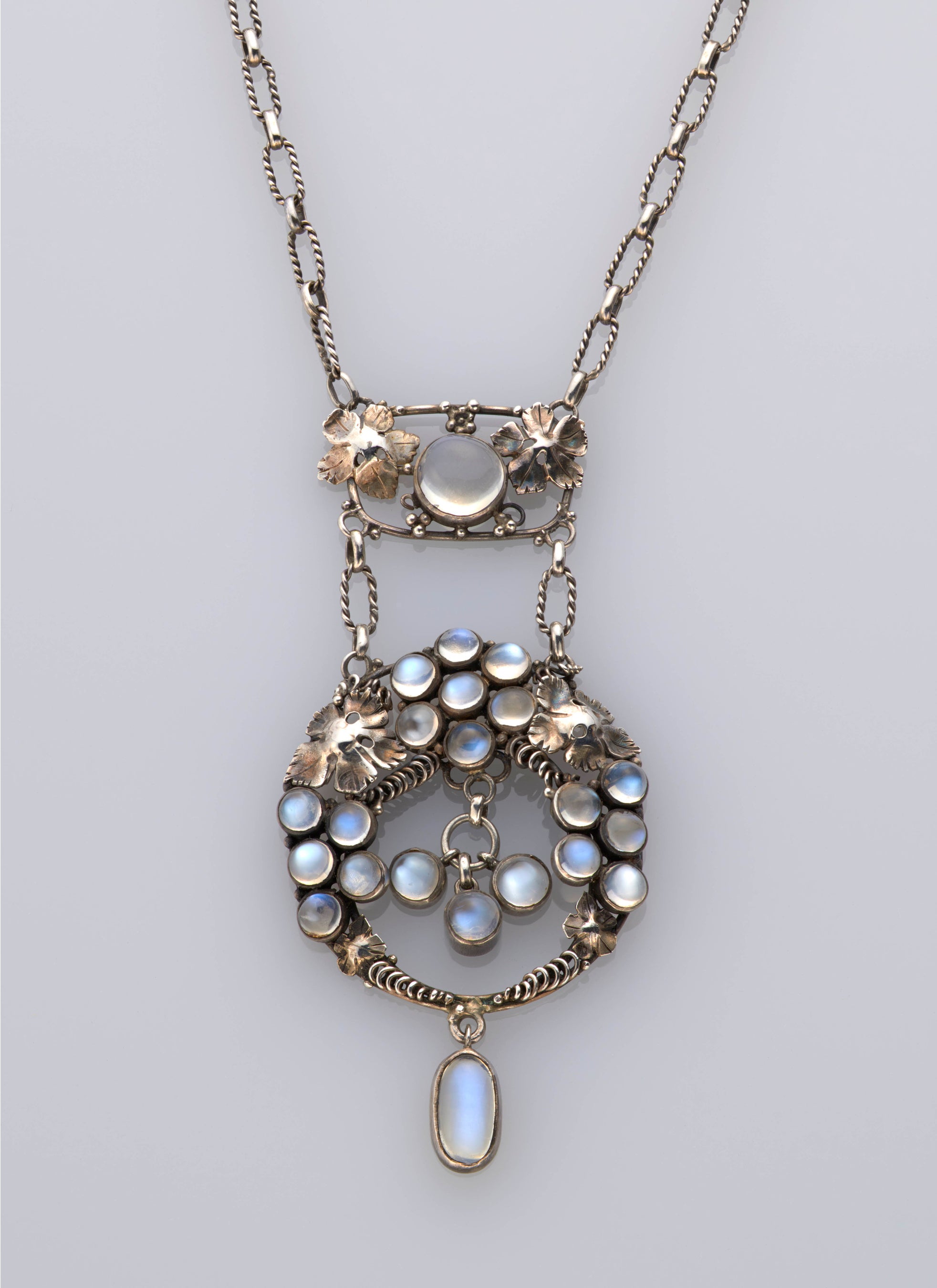 《銀とムーンストーンのネックレス》おそらくエドワード・スペンサー　アーティフィサーズ・ギルド　Photo ©Brain Trust Inc.