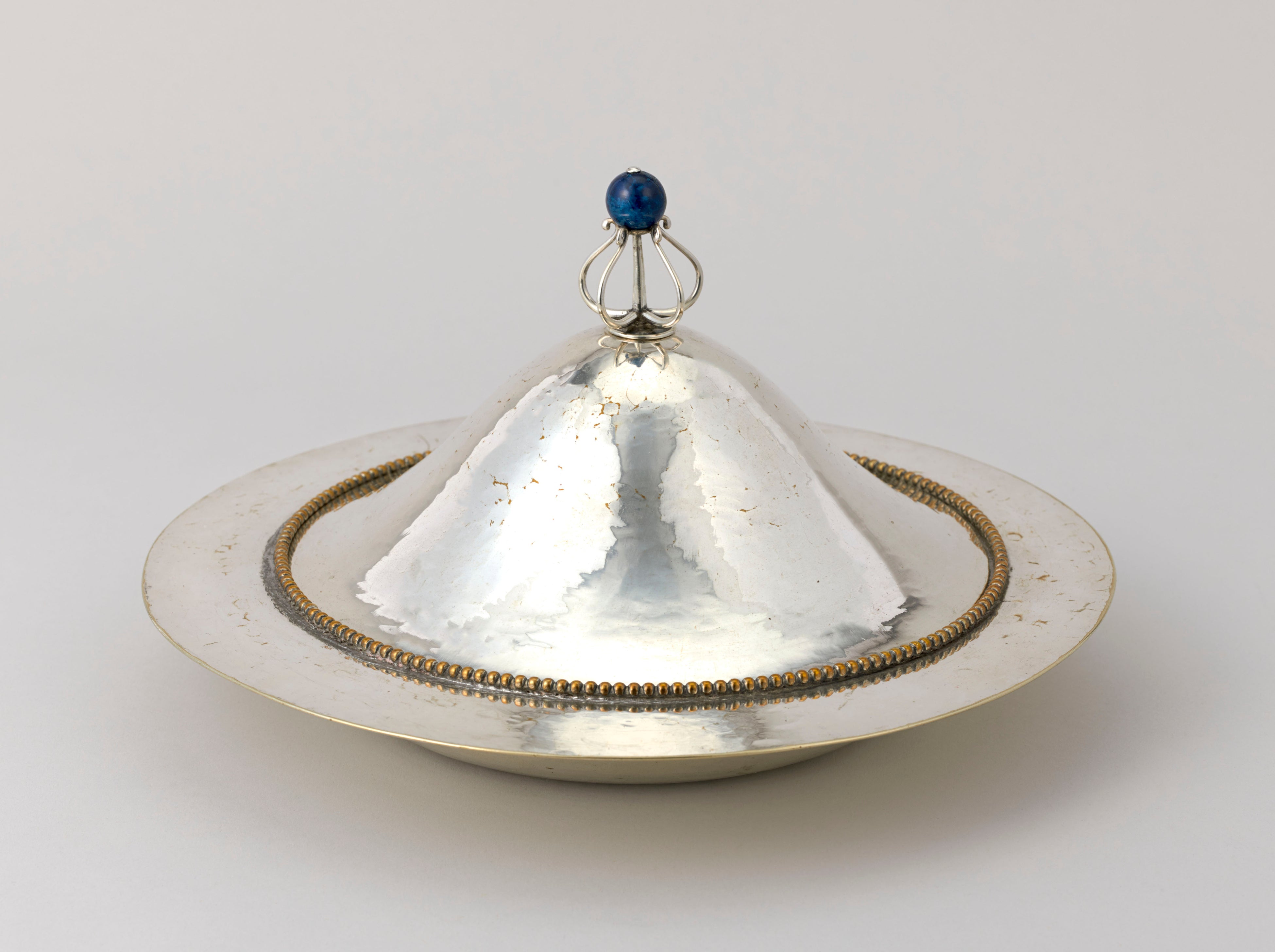 《蓋付きマフィン銀皿》チャールズ・ロバート・アシュビー1900年頃　ギルド・オブ・ハンディクラフト　Photo ©Brain Trust Inc.