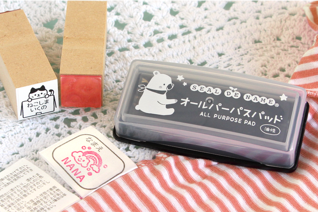 全３色からえらべるインク台と、お名前スタンプのセット