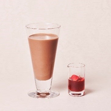コールドチョコレートドリンク〜ストロベリー＆ローズソース添え
