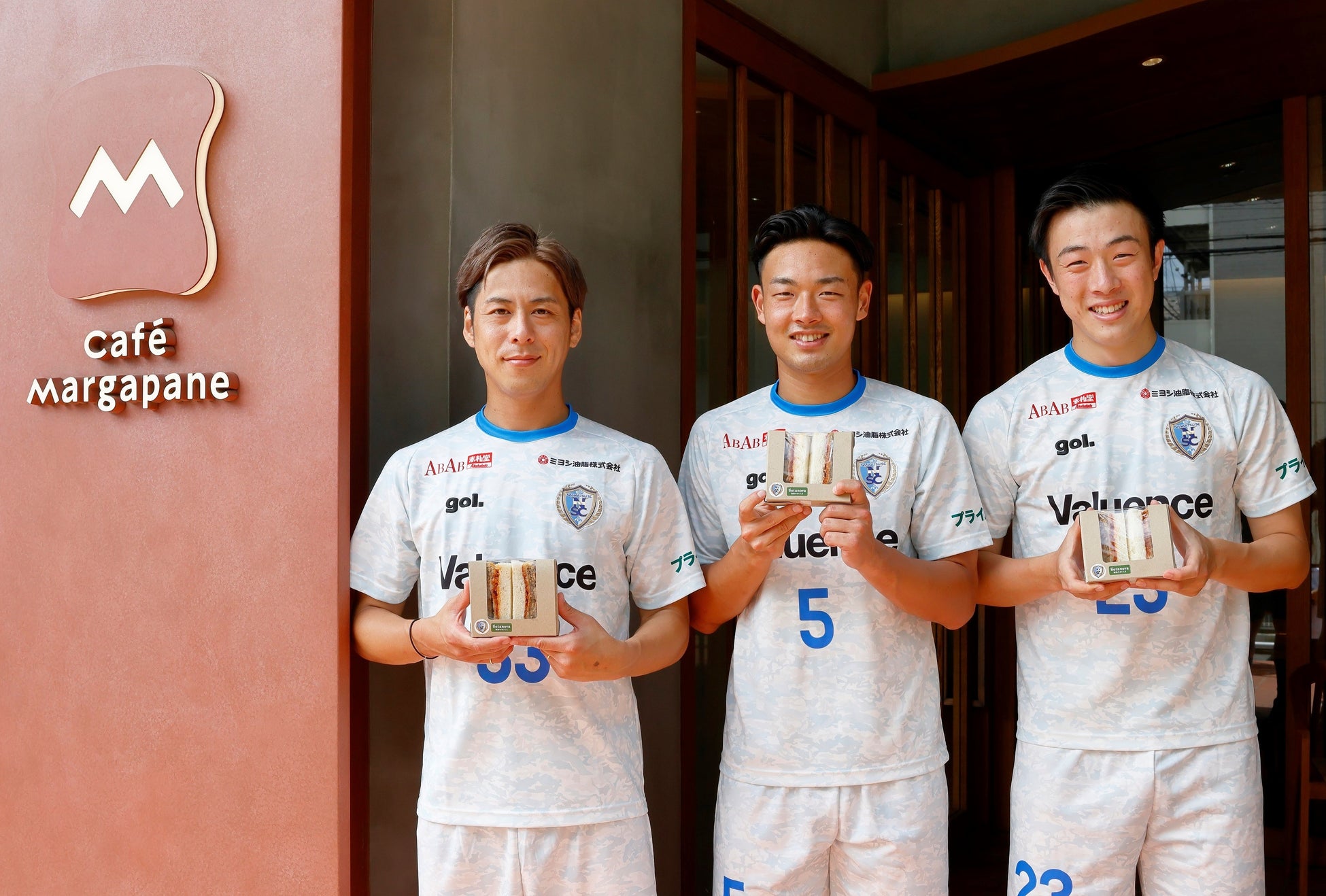 「南葛サンド」と南葛SC選手、左から河本明人選手、梶塚大哉選手、柳裕元選手 (2022年7月、カフェ・マルガパーネでの試食会にて撮影)