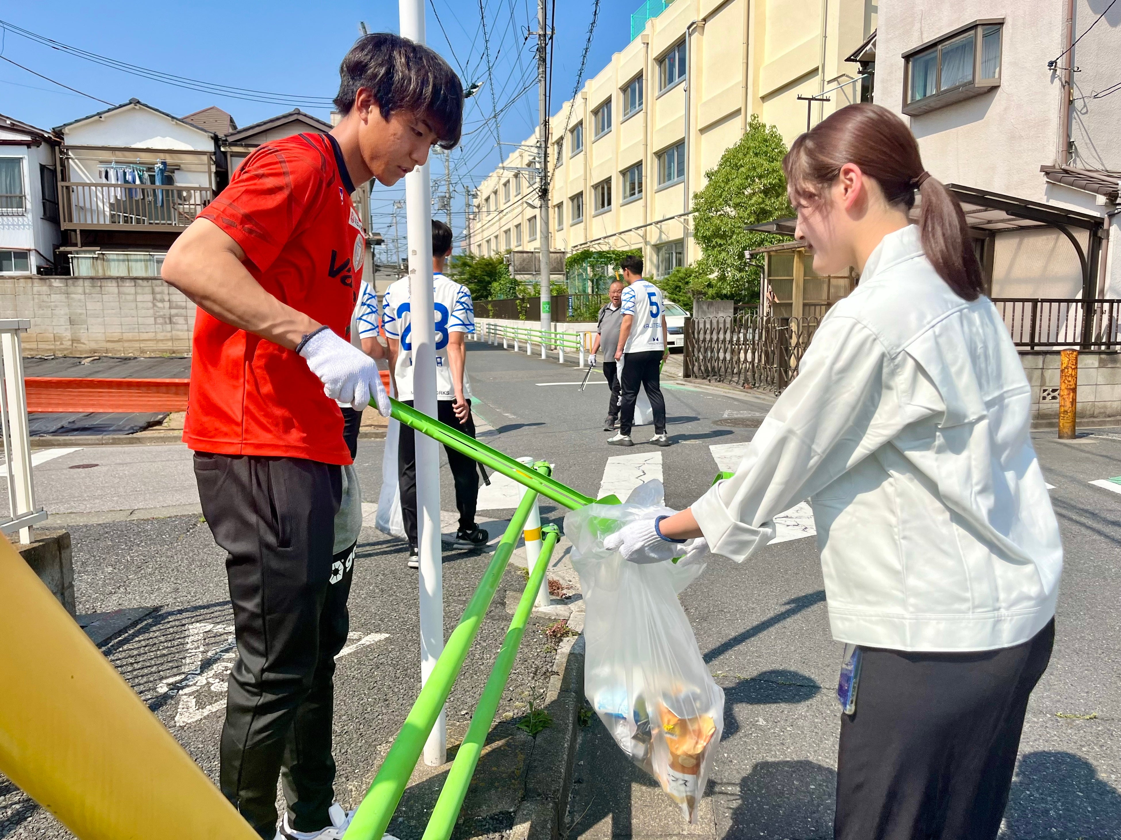 南葛SC選手とミヨシ油脂社員による清掃活動の様子
