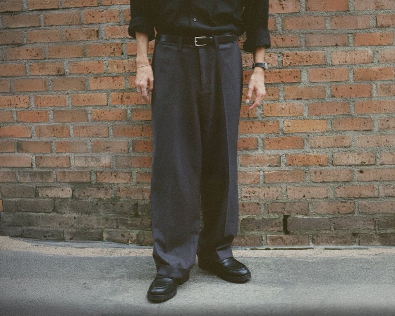 上品な見た目と快適な履き心地を両立。FIDELITYから大人のワイドトラウザーズ「SERGE TROUSERS」が登場