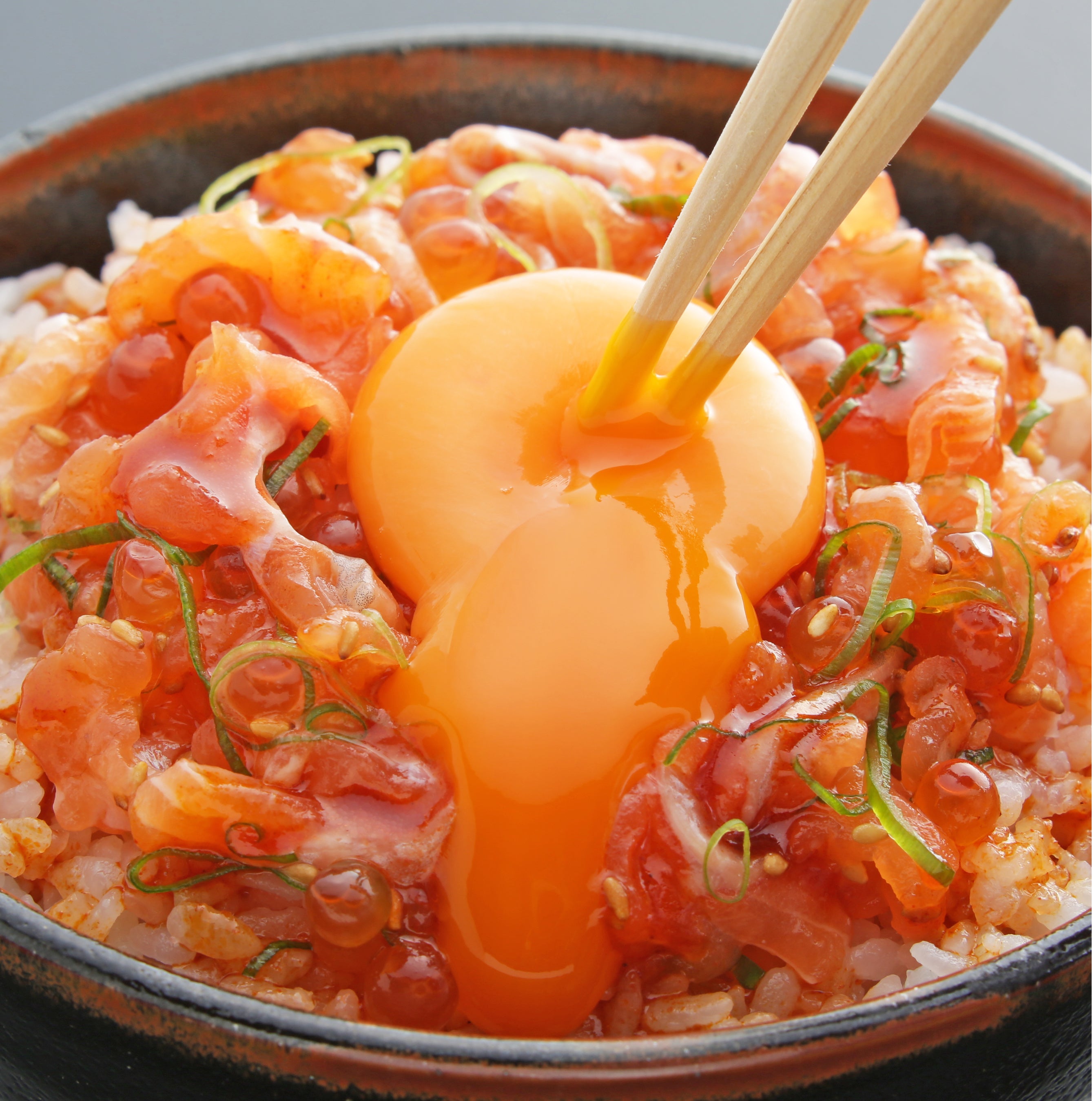 びわサーモンユッケ丼（調理後イメージ）