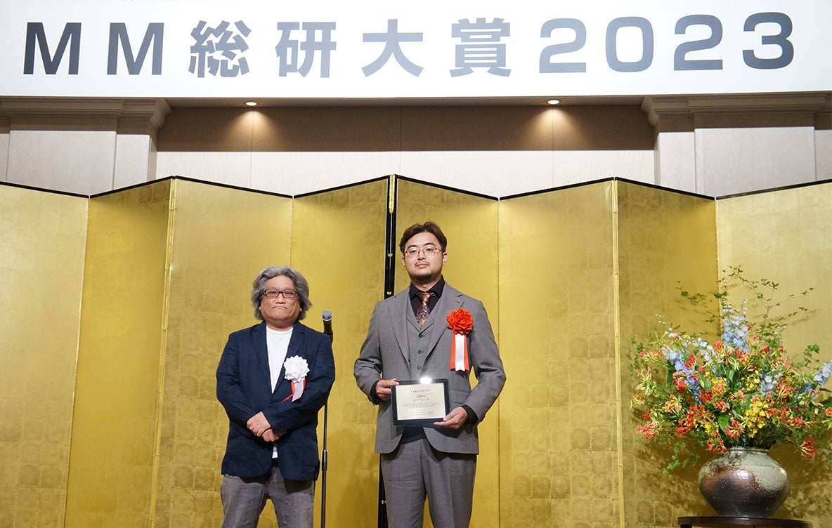 表彰式の様子 (右:Pudu Robotics グローバルマーケティングディレクター Shawn Tang)